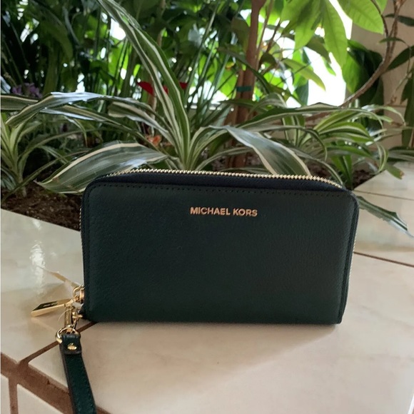 MICHAEL KORS JET SET LARGE FLAT GREEN LEATHER WALLET/WRISTLET PHONE CASE NEW TAG - Picture 3 of 12